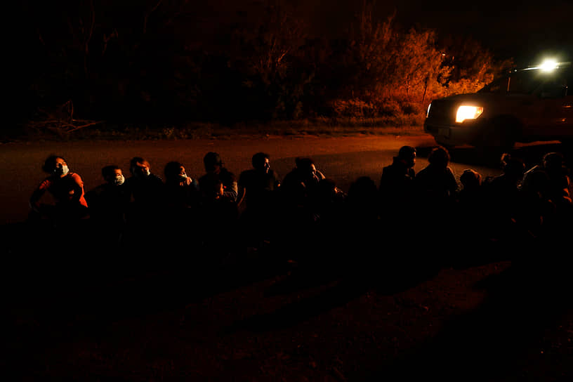 Ла Джойя, штат Техас, США. Группа мигрантов после пересечения американо-мексиканской границы