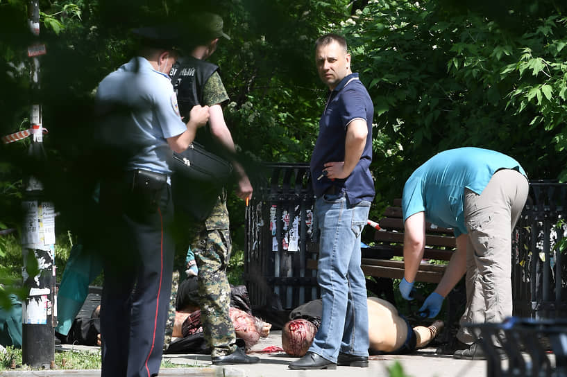 Оперативная группа сотрудников полиции на месте происшествия в сквере около ж/д вокзала Екатеринбурга