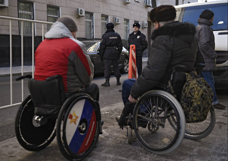 Сегодня в России проживает более 120 тыс. инвалидов войны и боевых действий, а также более 80 тыс. близких родственников граждан, погибших при исполнении обязанностей военной и правоохранительной службы