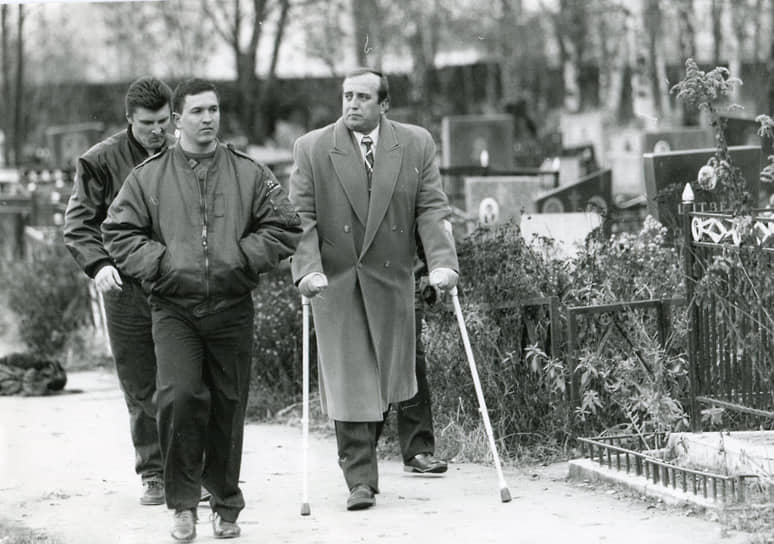 В 1990 году был образован Российский союз ветеранов Афганистана (РСВА), лидером которого позже стал ветеран Афганской войны, политик Франц Клинцевич (на фото справа)  
