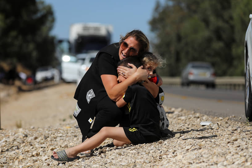 Сдерот, Израиль. Женщина со своими детьми во время срабатывания воздушной тревоги