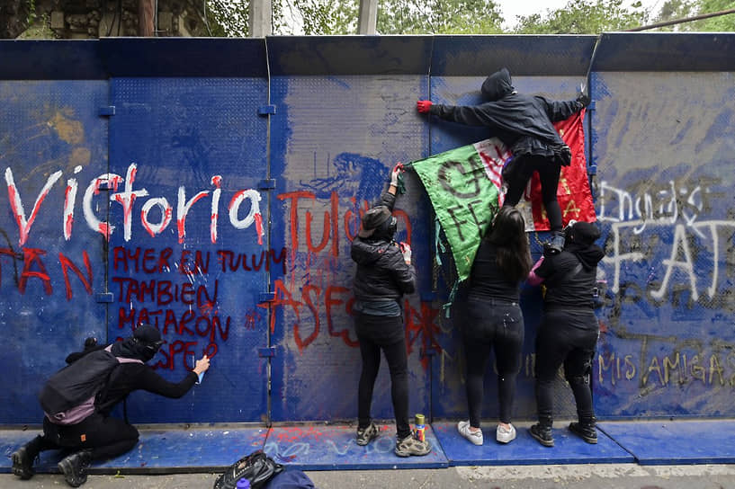 Демонстранты во время акции протеста в Мехико в связи с гибелью Виктории Салазар