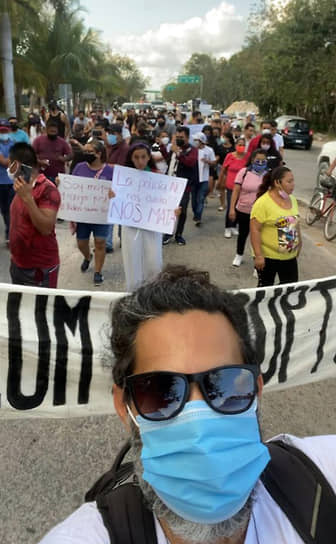 Правозащитник Рафаэль Барахас Валенсуэла на марше в Тулуме