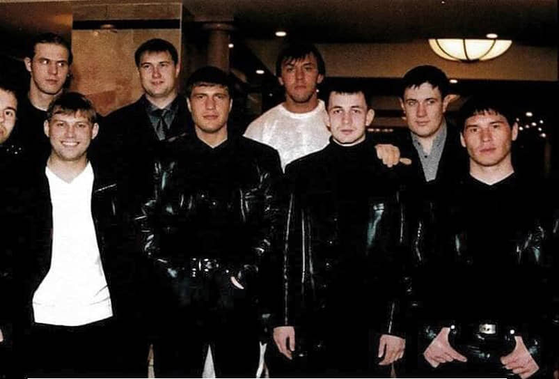 Дмитрий Лесняков (крайний слева во втором ряду), Дмитрий Завьялов (в белой футболке по центру). Фото 2001 года