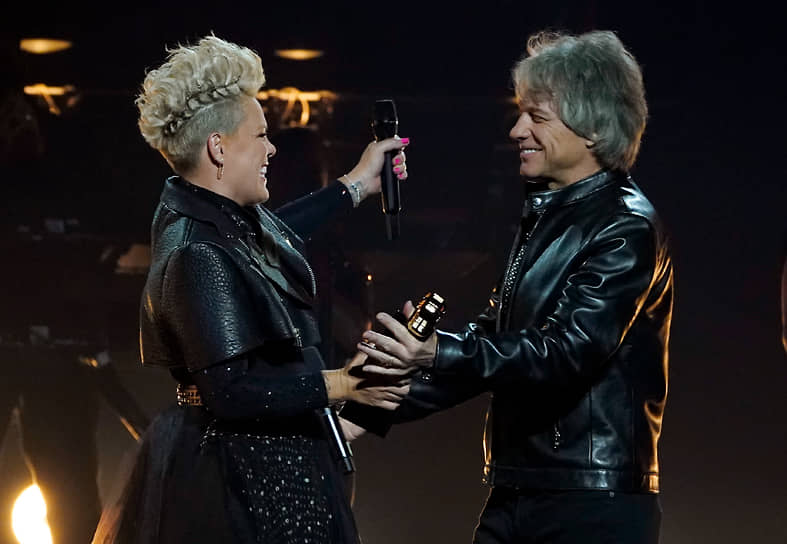 Певица Pink получает награду из рук Джона Бон Джови 