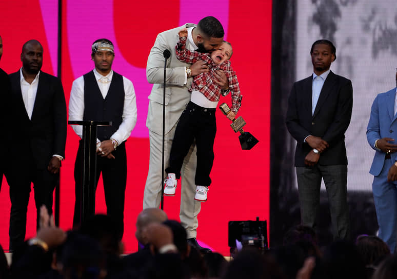 Рэпер Дрейк (на фото — вместе со своим сыном Адонисом) получил специальный приз как лучший артист десятилетия 