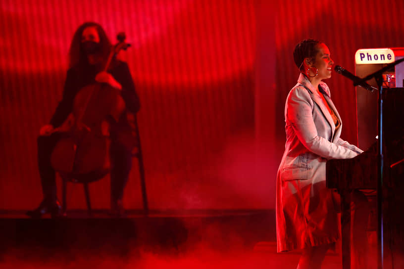 Певица Алиша Киз, десять раз становившаяся лауреатом Billboard Music Awards в предыдущие годы, во время выступления