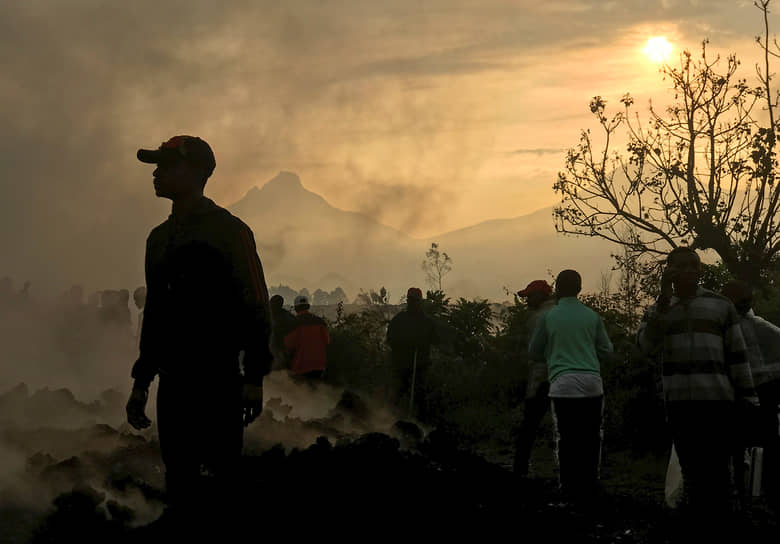 Гома, Демократическая Республика Конго. Местные жители у разрушенных при извержении вулкана домов