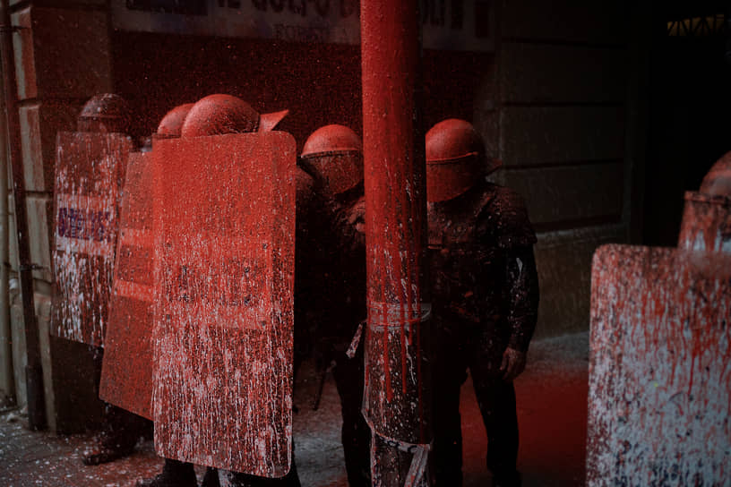 Барселона, Испания. Активисты облили краской полицейских на акции против выселения людей из самовольно занятого помещения