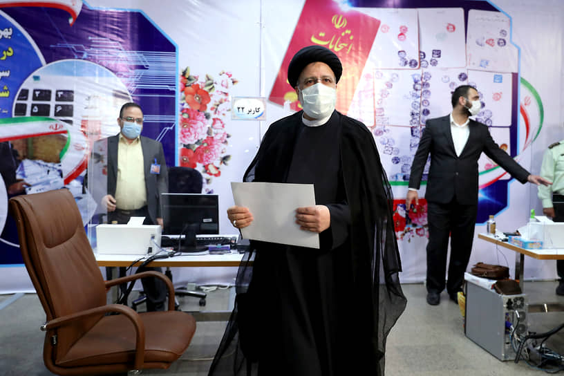 Председатель Верховного суда Ирана Эбрахим Раиси (в центре)