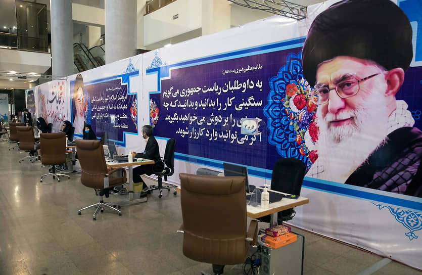 Служащие в здании Министерства внутренних дел Ирана ожидают желающих зарегистрироваться кандидатами в президенты