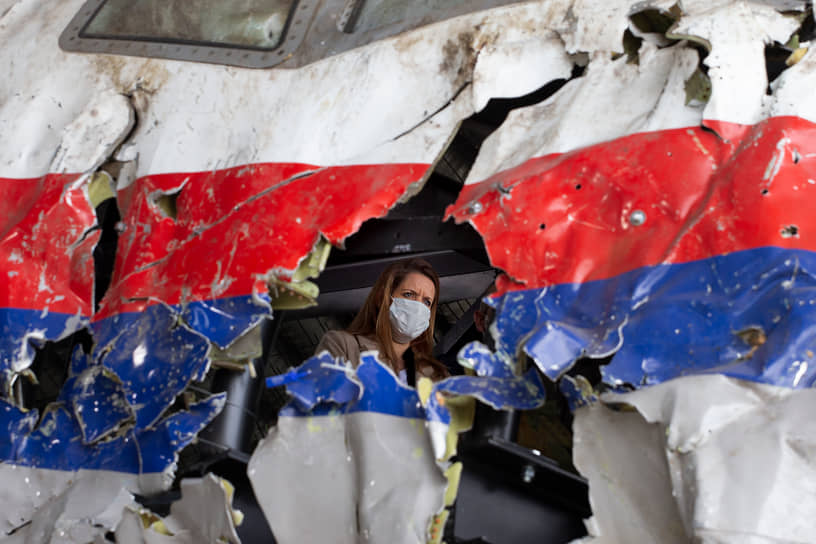 Авиабаза Гильзе-Риджен, Нидерланды. Судьи и адвокаты осматривают реконструированные обломки малайзийского Boeing, сбитого на востоке Украины в 2014 году