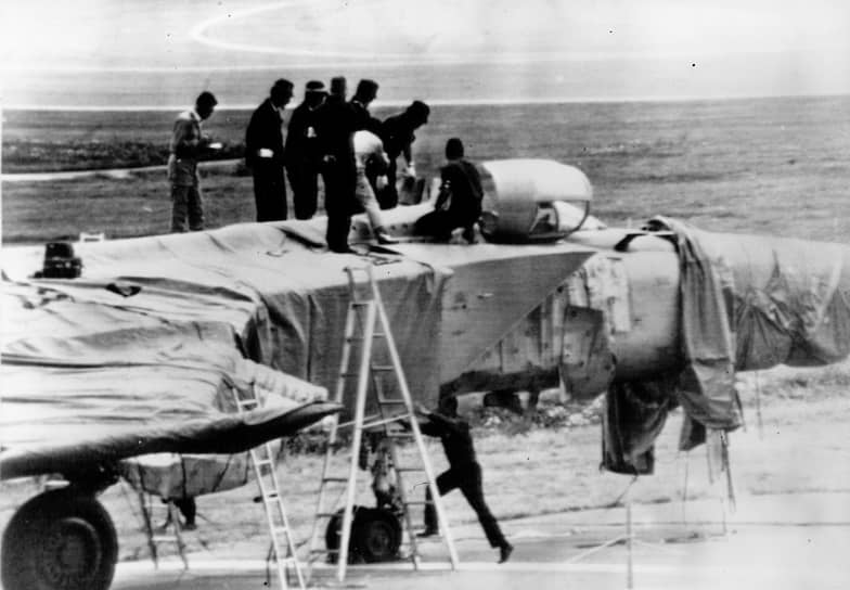6 сентября 1976 года советский летчик Виктор Беленко, пилотировавший истребитель Миг-25П, перелетел советско-японскую границу и передал иностранным властям самолет с секретной аппаратурой на борту (на фото)