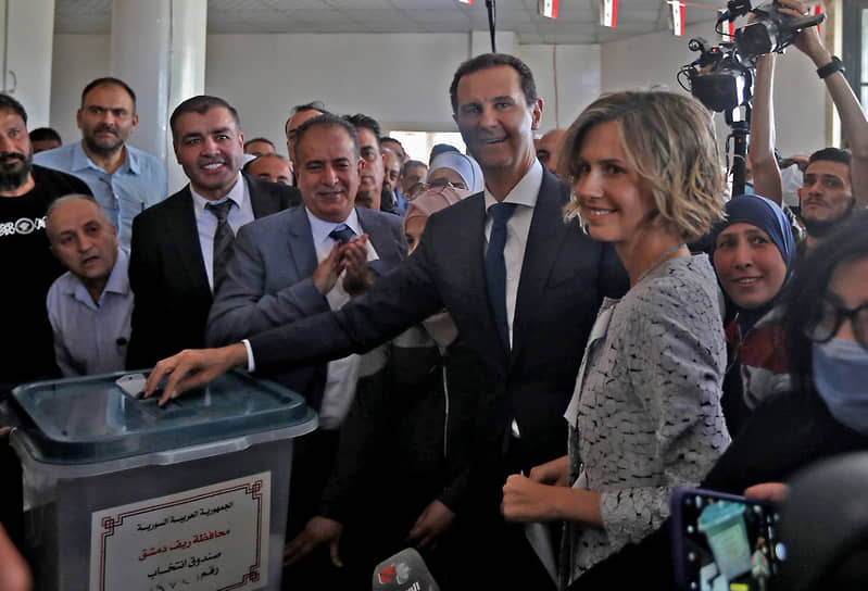 Президент Сирии Башар Асад и его жена Асма на избирательном участке в Думе