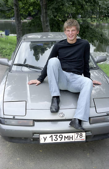 Андрей Аршавин родился 29 мая 1981 года в Ленинграде. С семи лет занимался футболом в спортивной школе «Смена» (ныне — академия ФК «Зенит»). С 1999 года выступал на позиции полузащитника за команду «Зенит-2» (Санкт-Петербург). 2 августа 2000 года дебютировал в основном составе «Зенита»
