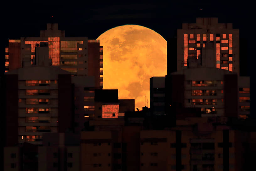 Бразилиа, Бразилия. Городские здания на фоне Луны 
