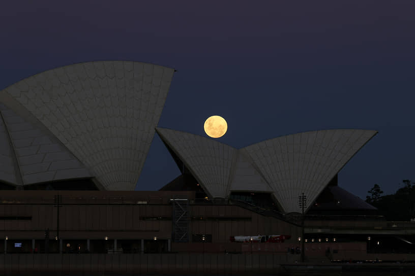 Сидней, Австралия. Луна над Сиднейским оперным театром 