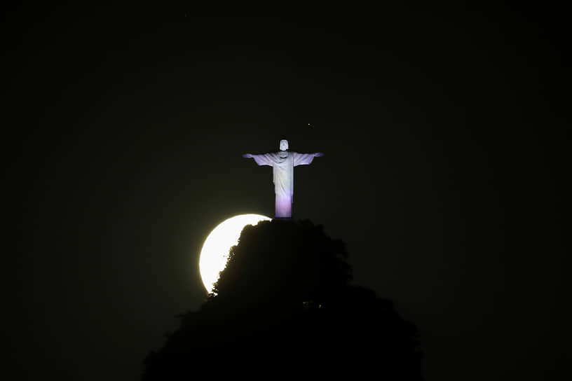 Рио-де-Жанейро, Бразилия. Луна за статуей Христа-Искупителя