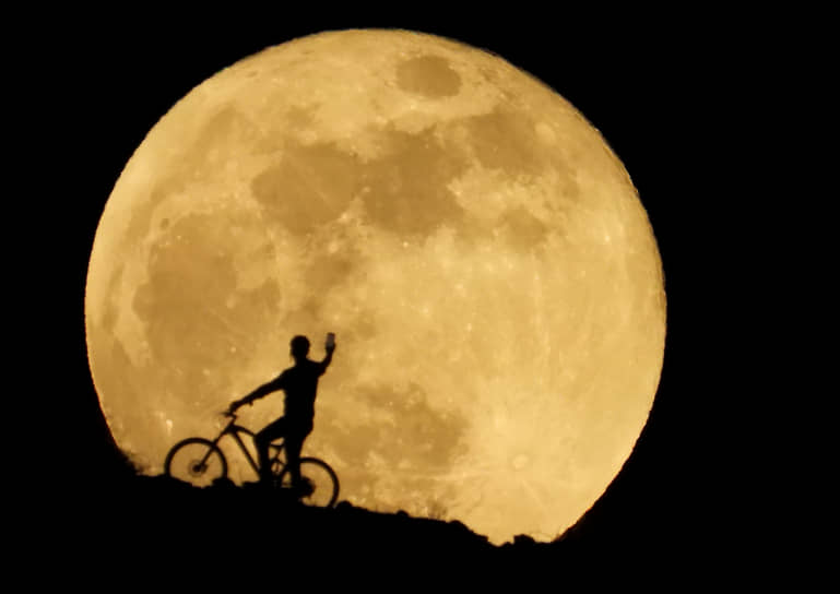 Аргинегин, Испания. Велосипедист фотографирует Луну на Канарских островах 
