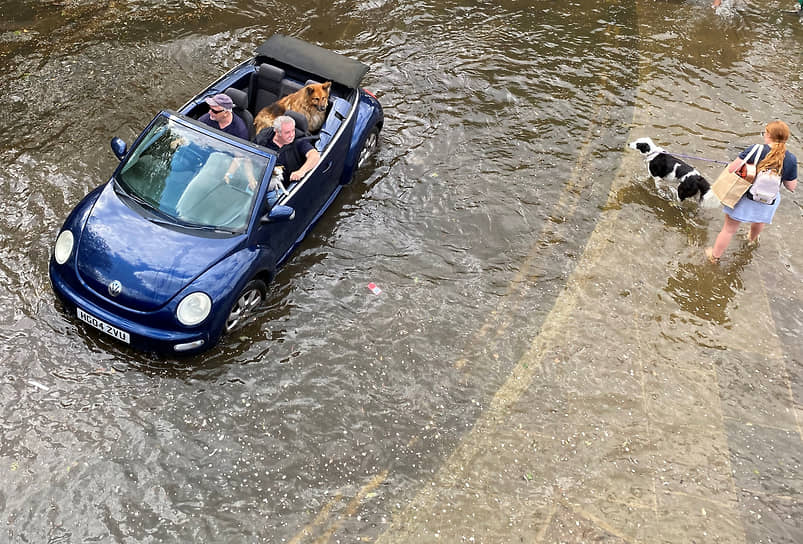 Ричмонд, Великобритания. Автомобиль проезжает по территории, затопленной Темзой 