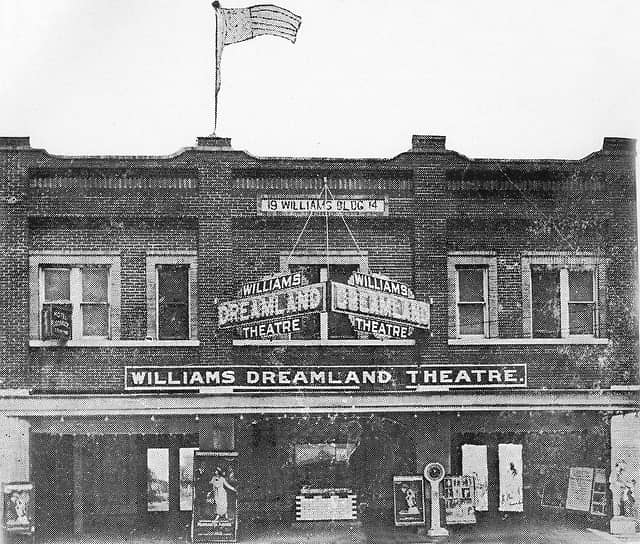 Кинотеатр Williams Dreamland в Гринвуде. 31 мая 1921 года вечерний сеанс был прерван после известия о том, что белые готовятся линчевать Дика Роуленда. Часть зрителей направилась к зданию суда, чтобы защитить юношу