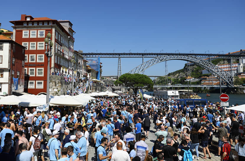 Некоторые из болельщиков стали головной болью для властей Порту, так как устроили накануне игры ряд стычек друг с другом и полицией