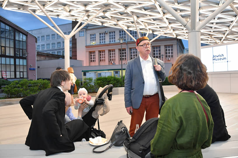 Архитектор Евгений Асс (в центре) на церемонии открытия выставки «Маленькое искусство» в Еврейском музее и центре толерантности