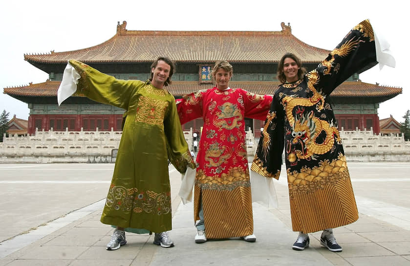 Надаль наиболее успешно выступает на грунтовых кортах, на которых выиграл рекордные 62 турнира, за что его прозвали «Королем грунта»&lt;br>
На фото слева направо: испанские теннисисты Карлос Мойя, Хуан Карлос Ферреро и Рафаэль Надаль на турнире в Китае