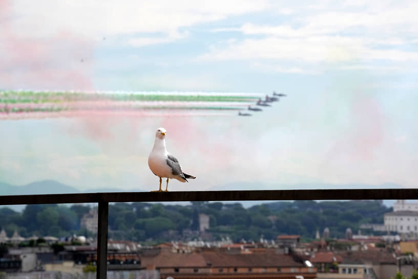 Рим. Пилотажная группа ВВС Италии выступает в честь Дня Республики