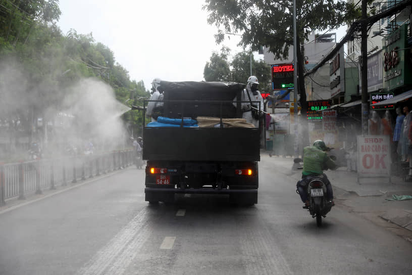 Хошимин, Вьетнам. Дезинфекция городских улиц
