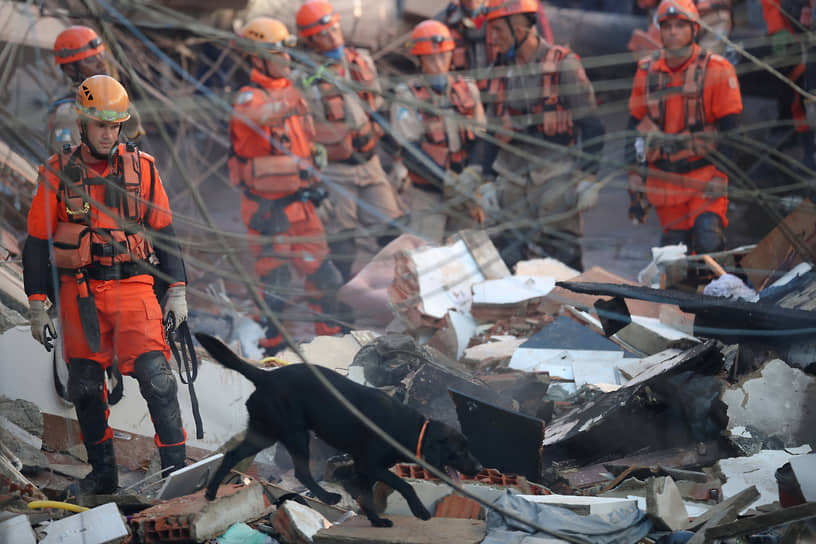 Рио-де-Жанейро, Бразилия. Спасатели ищут людей под завалами обрушившегося дома
