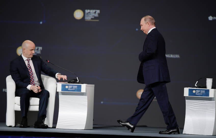 Президент России Владимир Путин (справа) и журналист Станислав Натанзон на пленарном заседании ПМЭФ-2021