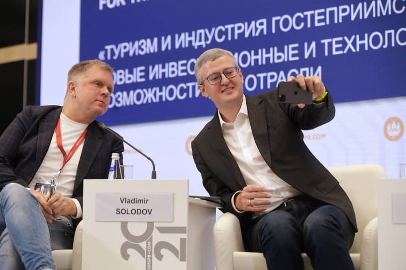Специальный корреспондент “Ъ” Андрей Колесников (слева) и губернатор Камчатского края Владимир Солодов 