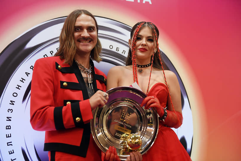 Участники группы Little Big Софья Таюрская и Илья Прусикин, победивший в номинации «Лучшая группа» 