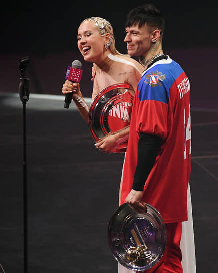 Певица Клава Кока (Клавдия Высокова) и певец Niletto (Данил Прытков), получившие награду в номинации «Лучшая коллаборация»
