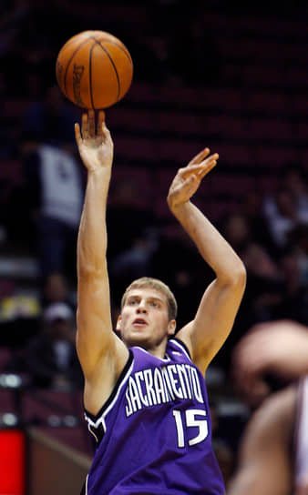 &lt;b>Сергей Моня&lt;/b>
&lt;br>В 2004 году воспитанник баскетбольной школы саратовского «Автодора», игравший тогда за ЦСКА, был выбран на драфте НБА под 24-м номером клубом «Портленд Трэйл Блэйзерс», в который перешел по окончании чемпионата России по баскетболу 2004/05. В сезоне 2005/06 в составе «Блэйзерс» провел 23 матча (средние показатели: 3,3 очка, 2,2 подбора, 0,7 передачи). Тогда же форвард был обменян в «Сакраменто Кингз», выступил за клуб всего 3 раза, отметившись 2 очками. С 2006 по 2010 год играл за «Динамо». В 2007 году стал чемпионом Европы. Начиная с сезона 2010/11 выступает за подмосковные «Химки», является рекордсменом клуба по числу проведенных матчей