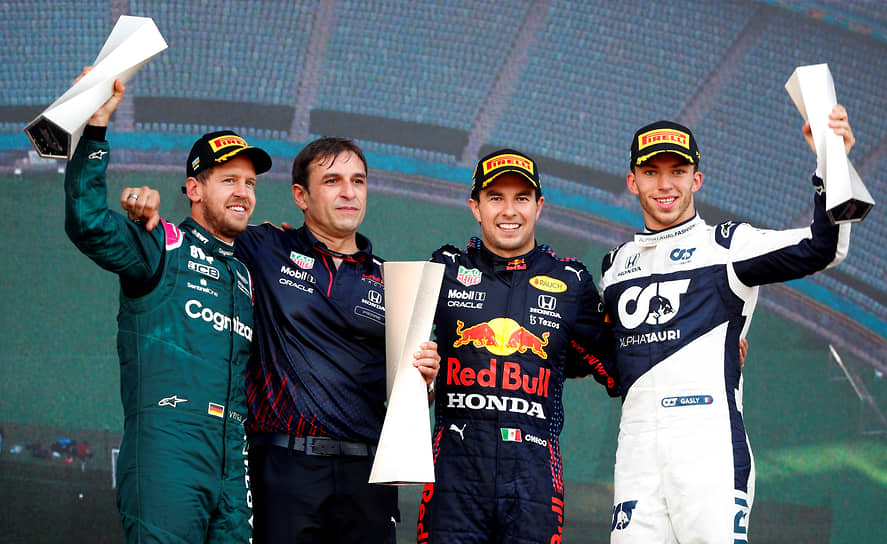 Себастьян Феттель из Aston Martin (слева), Серхио Перес из Red Bull (второй справа) и Пьер Гасли из AlphaTauri (справа)