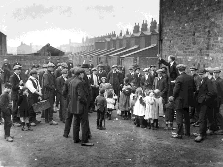 1921 год. Первый день забастовки. Шахтеры и их дети слушают агитатора