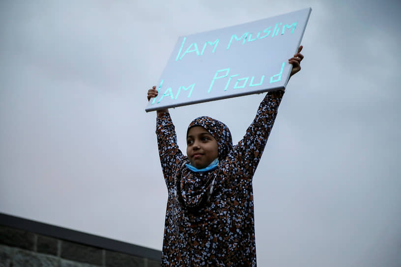 Лондон, провинция Онтарио, Канада. Девочка на демонстрации, собравшейся из-за убийства в городе мусульманской семьи