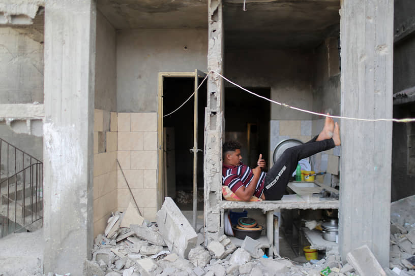 Сектор Газа. Палестинец в своем доме, разрушенном при израильском авиаударе