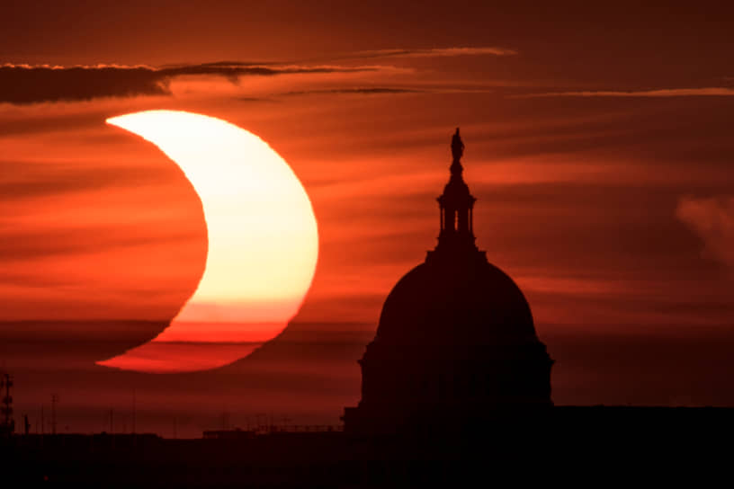 Вашингтон, США. Капитолий на фоне солнечного затмения