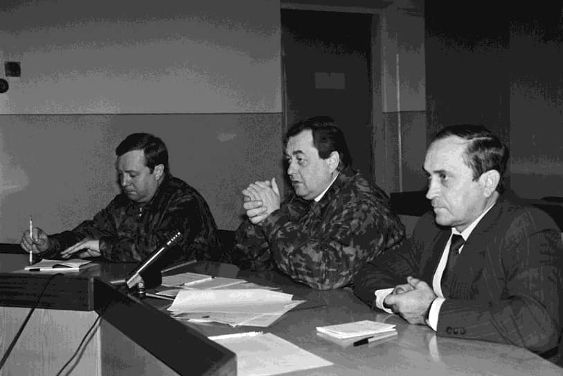 Чечня. 1994 год. Глава ФСБ Сергей Степашин, полномочный представитель президента РФ в Чечне Николай Егоров и глава Моздоксого района Вячеслав Паринов на встрече с общественностью 