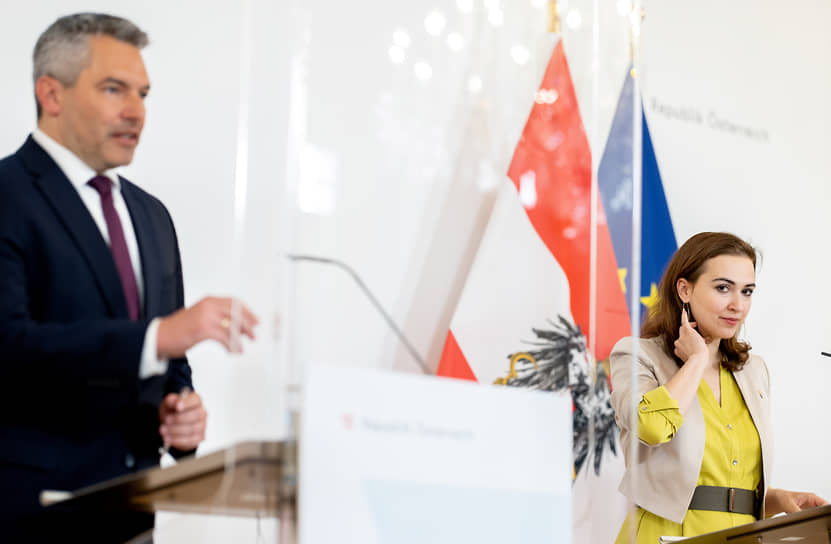 Глава МВД Австрии Карл Нехаммер и министр юстиции Альма Задич на пресс-конференции, посвященной операции «Троянский щит»