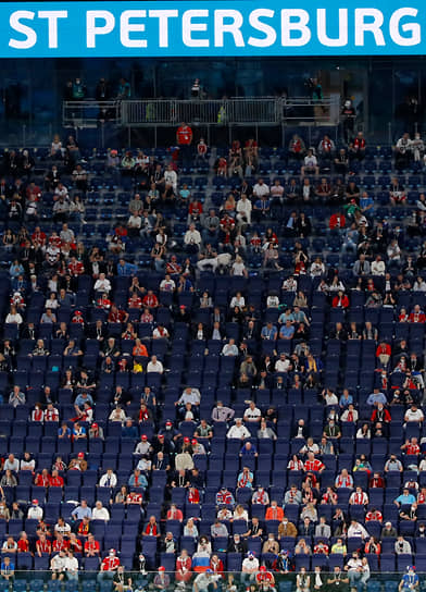 Болельщики на трибуне стадиона в Санкт-Петербурге. На матче присутствовало около 26 тыс. зрителей