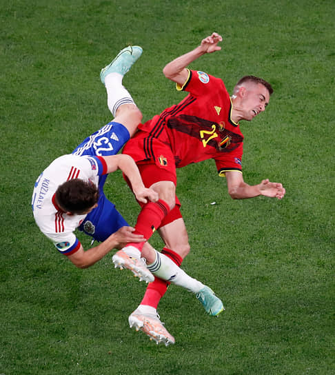 Бельгиец Тимоти Кастань (справа) и российский футболист Далер Кузяев после столкновения головами (на фото) не смогли доиграть матч из-за травм. Оба были заменены в первом тайме