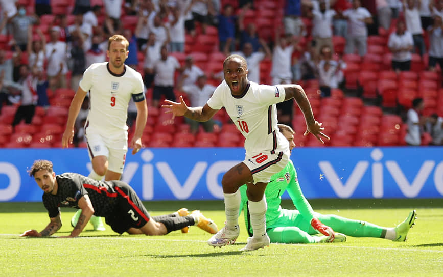 Игрок сборной Англии Рахим Стерлинг празднует первый гол в ворота сборной Хорватии