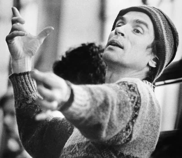 В 1991 году в Вене во Дворце Ауершперг Рудольф Нуреев дебютировал как дирижер. За год он успел выступить в Афинах, Будапеште, Довиле, Равелло, Ченстохове, Нью-Йорке, Солт-Лейк-Сити и Сан-Франциско. В марте 1992 года с симфоническим оркестром приехал в Казань, где дирижировал балетом «Щелкунчик»