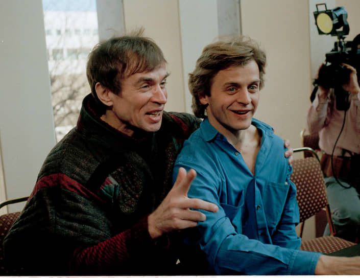 Танцовщики Михаил Барышников (справа) и Рудольф Нуреев на пресс-конференции в Нью-Йорке 1 апреля 1986 года. Артисты балета объявили, что впервые за десять лет будут танцевать вместе на благотворительном вечере 