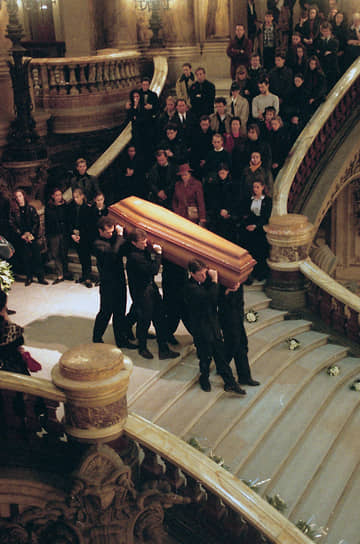 Умер танцовщик от СПИДа 6 января 1993 года в Париже. Согласно его завещанию, он был похоронен на русском кладбище Сент-Женевьев-де-Буа 
&lt;br>На фото: гроб с телом Рудольфа Нуреева спускают по парадной лестнице Парижской оперы
