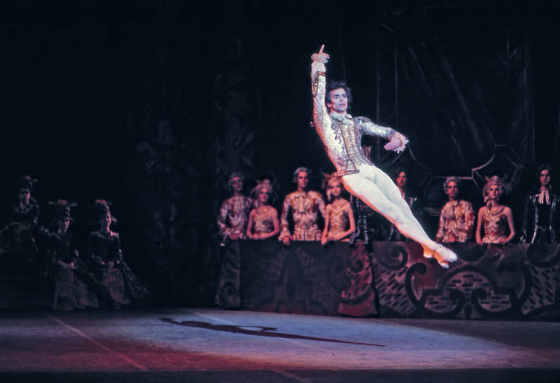 В 1960-1970-е годы Рудольф Нуреев выступал с ведущими балетными труппами мира: Парижской оперой, «Ла Скала», Американским балетным театром, Национальным балетом Канады, Венской оперой, с труппами Марты Грэм и Пола Тейлора. Он исполнил почти весь классический репертуар, также принимал участие в спектаклях трупп современного балета